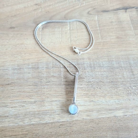 Sterling silver pendant with mother of pearl stone. - Picture 5 of 7